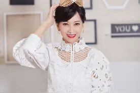 女王驾到！赵雅芝穿蕾丝装配皮裙美炸天 头戴皇冠绽放自信光芒图片