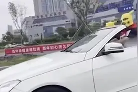 盐城4人戴头套开敞篷奔驰，交警：已依法处理视频封面