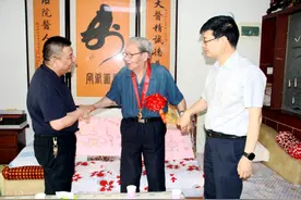 扶风县人民医院8名老党员被授予“光荣在党50年”纪念章图片
