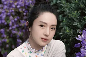 董璇高扎丸子头拍写真清爽利落 皮肤白皙对镜浅笑温柔如水图片