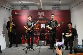 曾在上海唱来一个家的阿杜，如今把红色旋律唱到街头图片