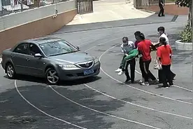 禅城一学生被众人抬出学校……这些救命姿势，每个人都应该学图片