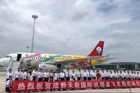 川航“英雄机组”执飞 天府机场首航支线机场航班起飞图片