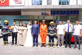 新郎新娘被困电梯，消防员紧急出动救援图片