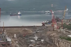 怀疑修航母资金被挪用 俄联邦安全局突袭修船厂图片