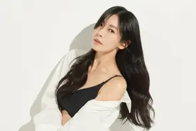 韩国女艺人金素妍SNS发布内衣广告拍摄现场照图片