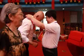 这家养老院有1649名老人获得“光荣在党50年”纪念章图片
