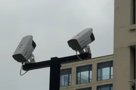 宁波一小区装摄像头监测高空抛物：住户窗户打开就会预警图片