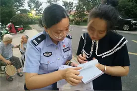 杭州一派出所户籍民警太贴心了 提前为临产准妈妈办好落户并送户口簿上门图片