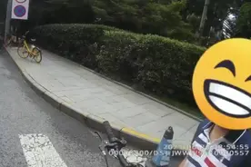未满12岁男孩独自骑车上补习班，民警碎碎念耐心教育视频封面