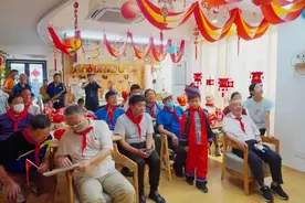 “一边是栋梁，一边是晨光”，大宁的少先队员为退役老兵系上了红领巾图片