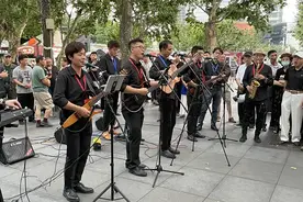 “在上海做街头艺人，光荣！”他们认真写下入党申请书图片