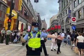 “永远跟党走”光影秀闪耀黄浦江，外滩迎大客流，建议市民游客错峰观赏图片