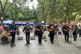 上海街头持证艺人们唱起了《辅德里》主题曲，引来观众合唱图片