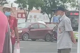 大爷胸前的勋章好耀眼！小伙慕了：啥时候轮到我图片