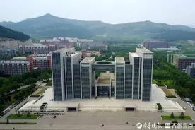 高考季探营，航拍山东师范大学长清湖校区美景图片