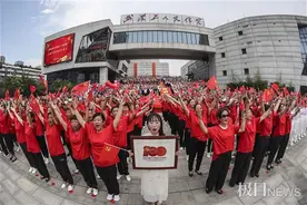 武汉千余名职工红色歌曲快闪庆祝建党100周年图片