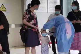 “在发烧门诊偶遇儿子，儿子却不认识我”一条微信，戳中泪点图片