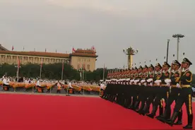 三军仪仗队正在为庆祝大会做准备图片
