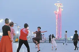 市民打卡北京8处主题灯光秀图片
