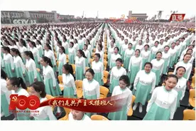 开场大合唱《我们是共产主义接班人》，歌颂的是金门炮战打响后的这群“英雄小八路”图片