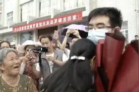 男子被拐23年被寻回，认亲后决定回到养父母身边视频封面