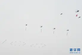 在党旗指引下振翅高飞——庆祝中国共产党成立100周年大会空中梯队飞行庆祝表演速写图片