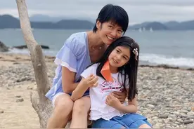 梁咏琪晒陪女儿郊游照 身穿蓝色上衣，一点也没有巨星的架子图片