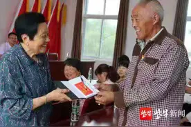 响水：祖孙三代讲党史 红色基因代代传图片