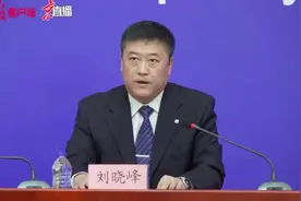 大会幕后｜市疾控中心副主任刘晓峰：拄拐杖查堵疫情风险漏洞图片