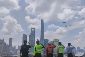 向党旗敬礼！上海公安警用直升机挂党旗巡展图片