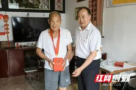 江华：黄志坚走访慰问“光荣在党50年”老党员图片