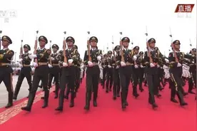 三军仪仗队走了100个正步图片