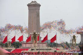 10万羽白鸽10万只气球，天安门广场成欢乐海洋图片