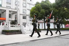 霓虹灯下新一代哨兵重温入党誓词，武警上海总队举行庆祝建党百年升旗仪式图片