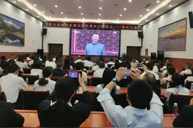 阿坝州党员和干部群众积极收听收看庆祝中国共产党成立100周年大会图片