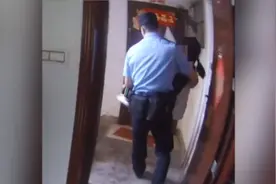 民警抱起轻生女孩飞奔就医，警服被汗水湿透视频封面