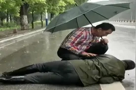 感动！七旬老人摔倒无法起身 夫妻雨中撑伞守护图片