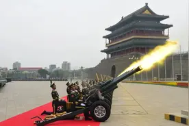 现场特写｜百响礼炮贺百年图片