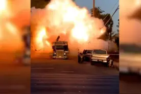 美国洛杉矶烟花爆炸17人受伤：包括9名警察 现场浓烟滚滚图片