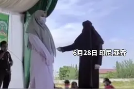 印尼一女子因婚前性行为被鞭刑100下，痛晕后醒来接着挨打图片