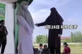 印尼一女子因婚前性行为被鞭刑100下，痛晕后醒来接着挨打图片