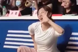 超有感染力！幼儿台上表演 老师变“表情帝”台下指挥视频封面