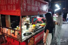 “早点妈妈”更换摊位 城管助其前往合肥霍山路大学生公寓前摆摊图片