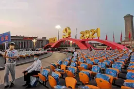 泪目！7万人阵雨中起立齐声高唱《歌唱祖国》，庆祝大会现场令人心潮澎湃图片