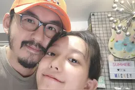 黄子佼晒刮胡前后对比照 与妻子贴脸合照超甜蜜图片