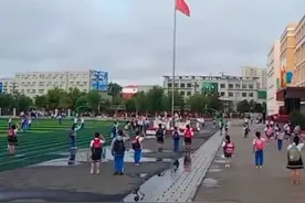 震撼！校园奏国歌 学生们原地止步庄严敬礼图片