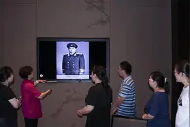 历经60载的烈士军装经上海技能大师巧手复原，背后的故事令人动容图片