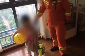 三岁小女孩卧室独自玩耍不慎反锁房门 消防破门救出图片