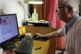 退休教师自学PS用电脑画画：老年人要跟上时代
